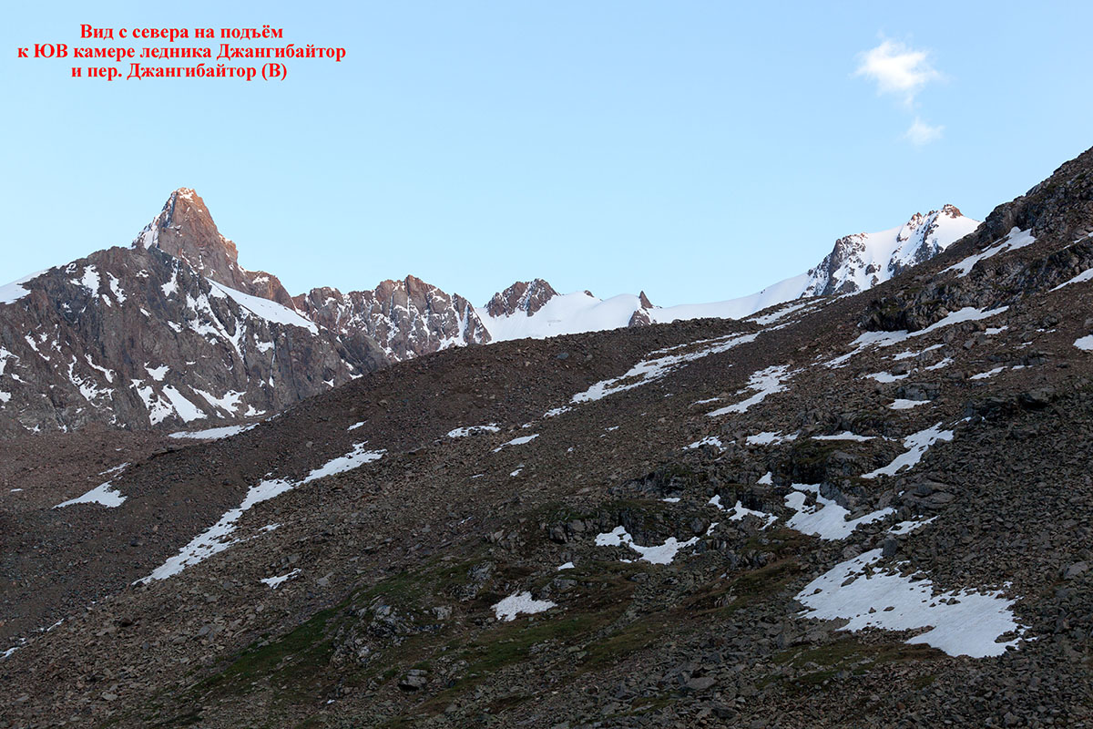 Фото 2. Вид в сторону ЮВ камеры ледника от р. Джангибайтор (3400 м)