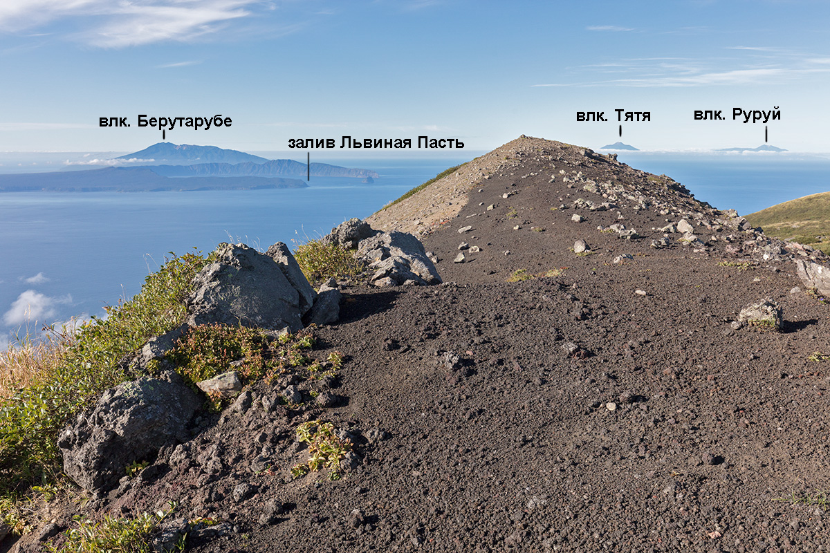 Вид с вершины вулкана Атсонупури на юг
